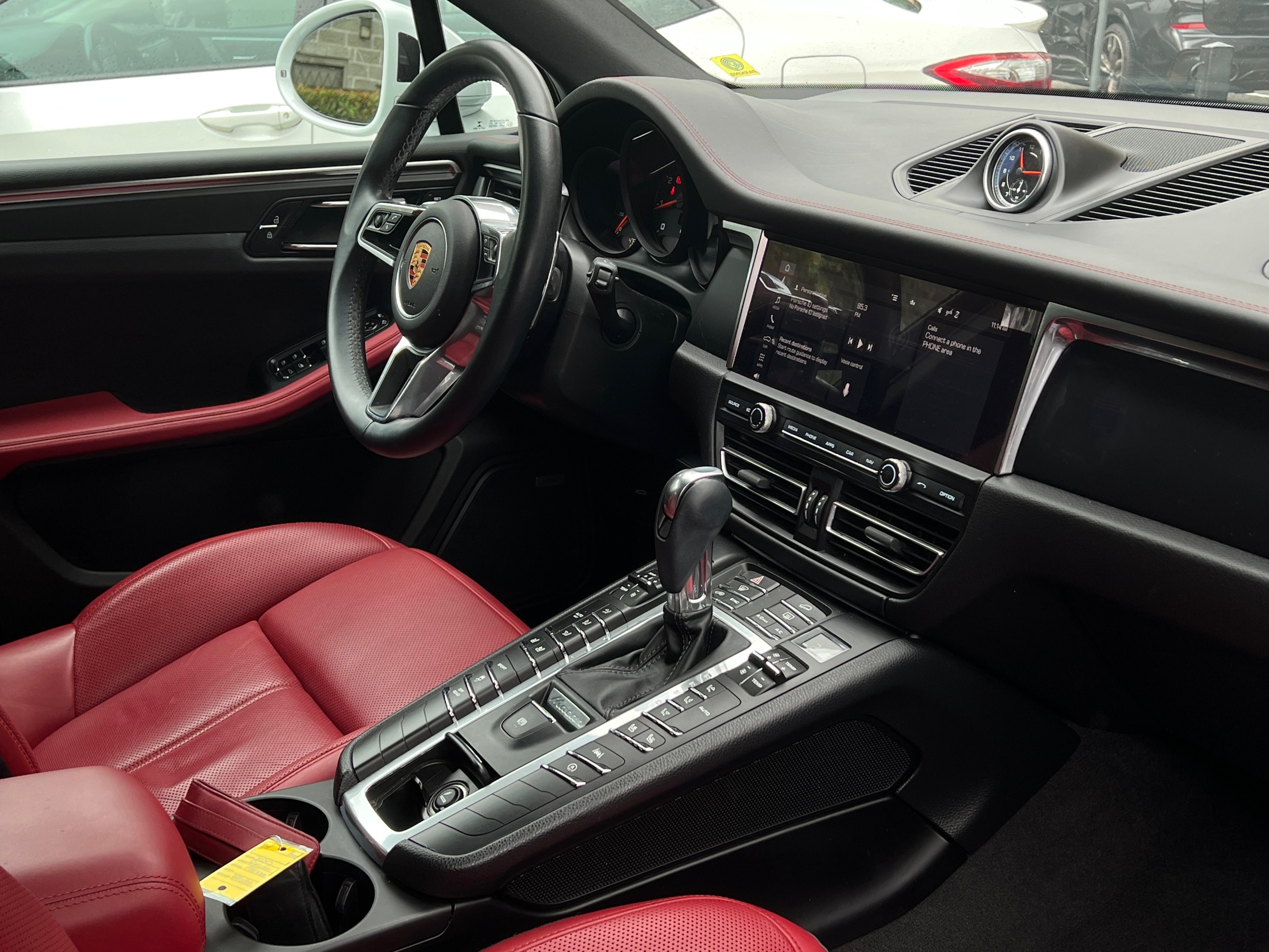 2020 Porsche Macan - Image 13